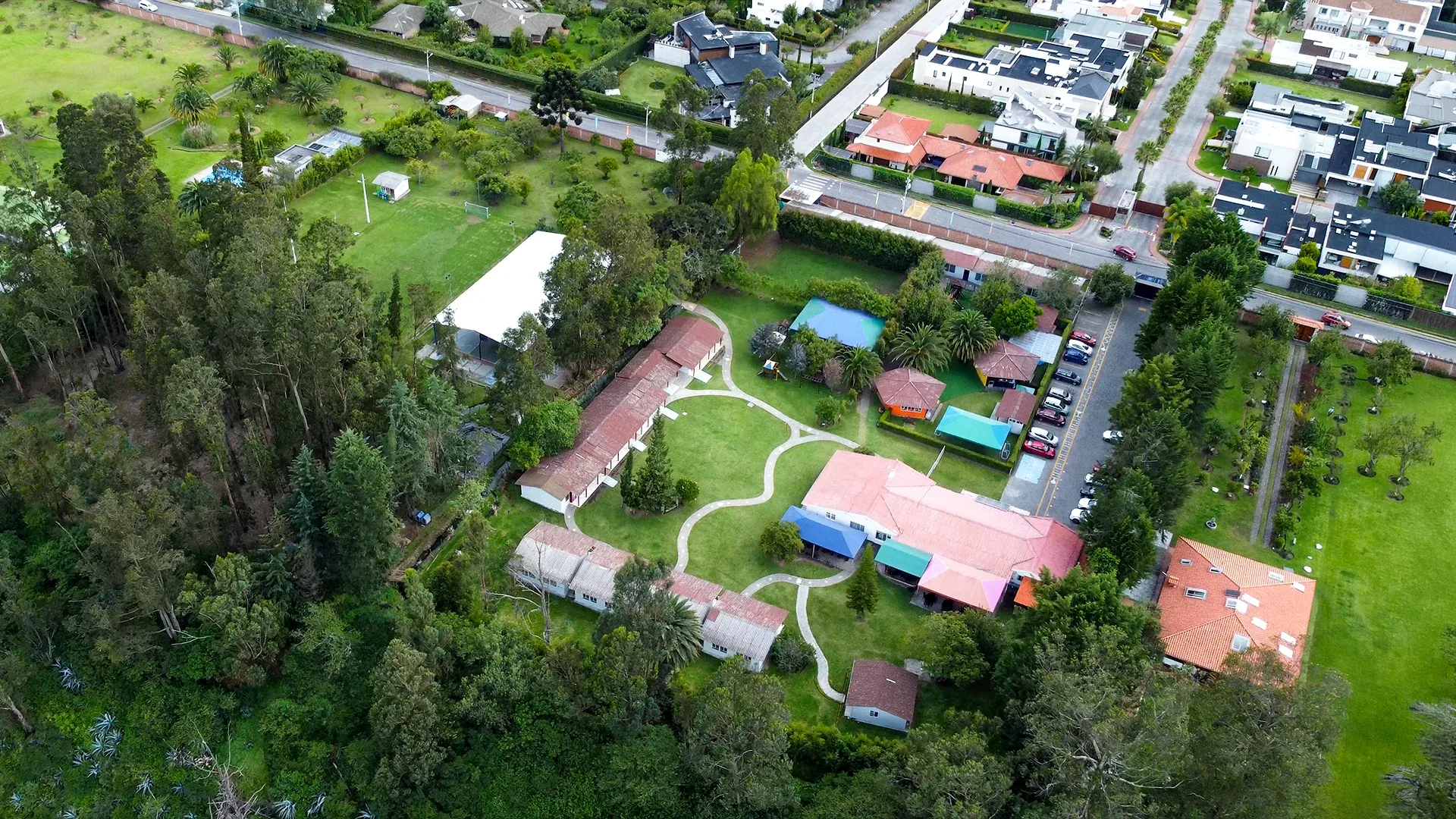 Estudiantes disfrutando del entorno natural y campus de un colegio en Tumbaco